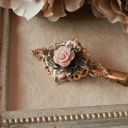 淡いピンク色のバラとレースのヘアクリップ 2枚目の画像