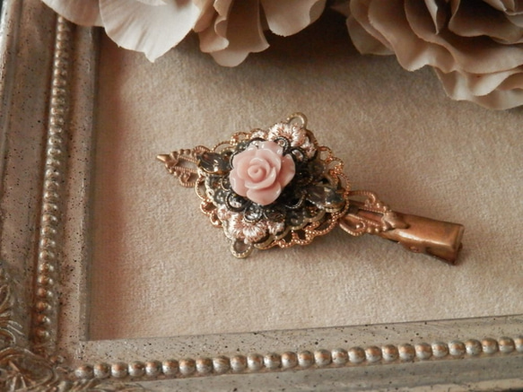 淡いピンク色のバラとレースのヘアクリップ 2枚目の画像
