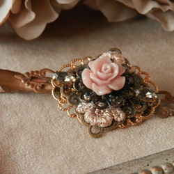 淡いピンク色のバラとレースのヘアクリップ 3枚目の画像
