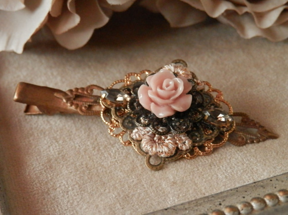 淡いピンク色のバラとレースのヘアクリップ 3枚目の画像