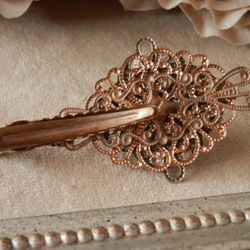 淡いピンク色のバラとレースのヘアクリップ 4枚目の画像