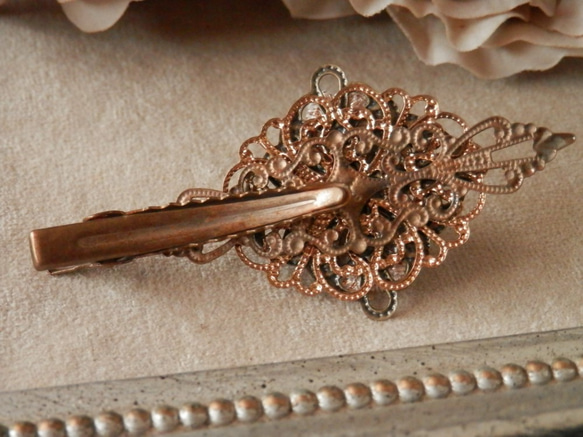 淡いピンク色のバラとレースのヘアクリップ 4枚目の画像