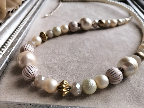 *送料無料*コットンパールと白系ビーズの少し長めのネックレス 1枚目の画像