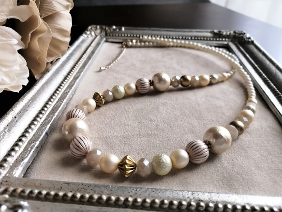 *送料無料*コットンパールと白系ビーズの少し長めのネックレス 2枚目の画像