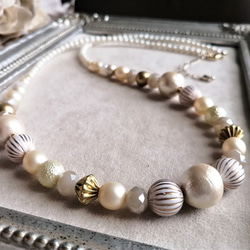 *送料無料*コットンパールと白系ビーズの少し長めのネックレス 3枚目の画像