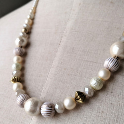 *送料無料*コットンパールと白系ビーズの少し長めのネックレス 4枚目の画像