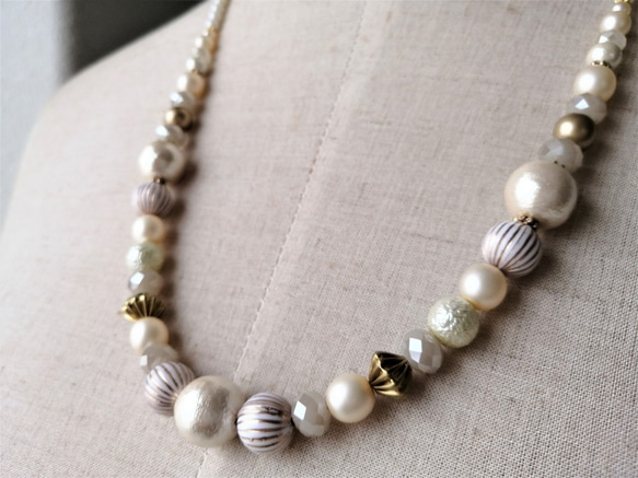 *送料無料*コットンパールと白系ビーズの少し長めのネックレス 4枚目の画像