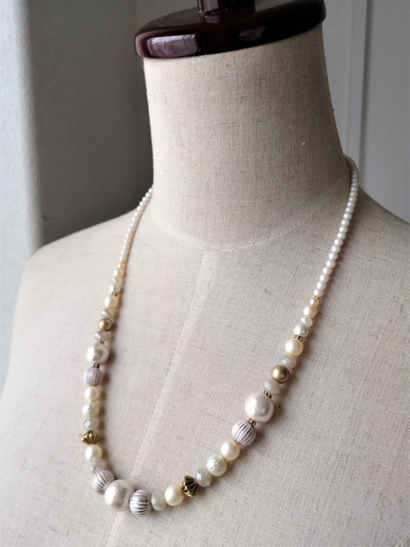 *送料無料*コットンパールと白系ビーズの少し長めのネックレス 5枚目の画像
