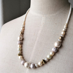 *送料無料*コットンパールと白系ビーズの少し長めのネックレス 9枚目の画像