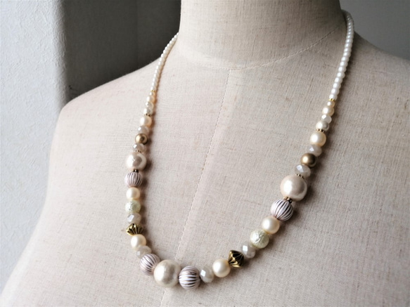 *送料無料*コットンパールと白系ビーズの少し長めのネックレス 9枚目の画像