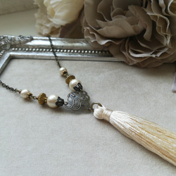 アイボリータッセルとコットンパールのロングネックレス 2枚目の画像