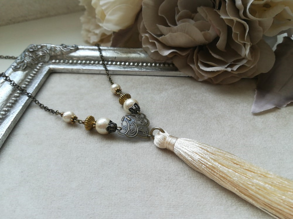 アイボリータッセルとコットンパールのロングネックレス 2枚目の画像