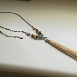 アイボリータッセルとコットンパールのロングネックレス 3枚目の画像