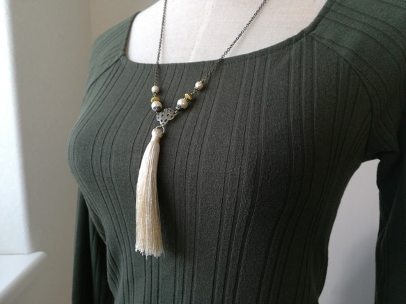 アイボリータッセルとコットンパールのロングネックレス 1枚目の画像