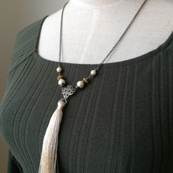 アイボリータッセルとコットンパールのロングネックレス 4枚目の画像