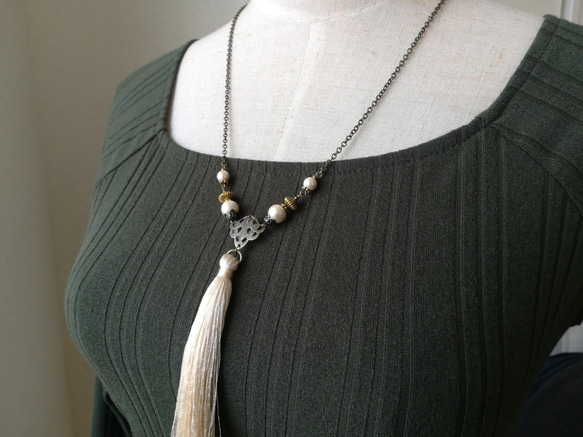 アイボリータッセルとコットンパールのロングネックレス 4枚目の画像