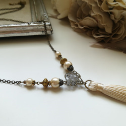 アイボリータッセルとコットンパールのロングネックレス 5枚目の画像