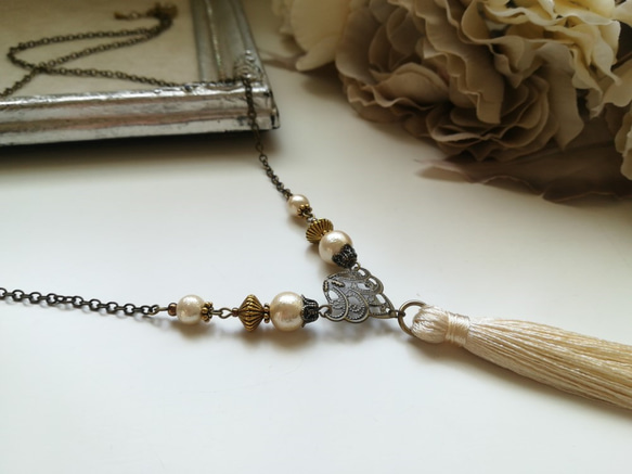 アイボリータッセルとコットンパールのロングネックレス 5枚目の画像