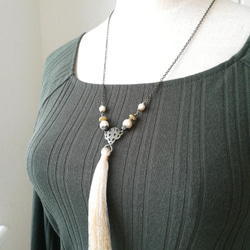 アイボリータッセルとコットンパールのロングネックレス 6枚目の画像