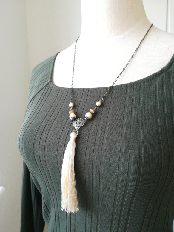 アイボリータッセルとコットンパールのロングネックレス 6枚目の画像