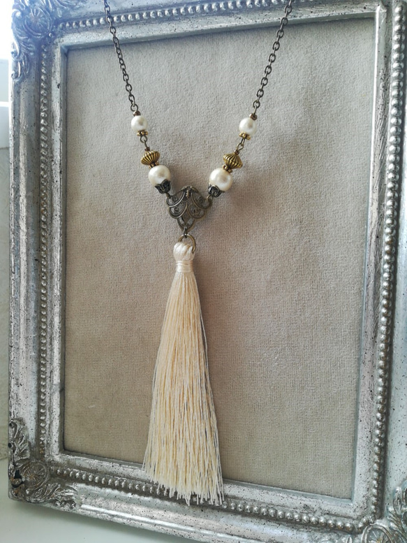 アイボリータッセルとコットンパールのロングネックレス 7枚目の画像