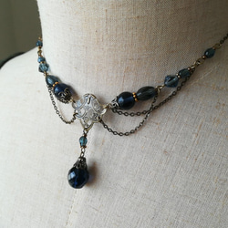 タンザナイト色ビーズのレースデザインチェーンネックレス 2枚目の画像