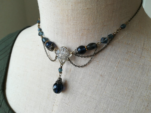 タンザナイト色ビーズのレースデザインチェーンネックレス 2枚目の画像
