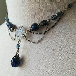 タンザナイト色ビーズのレースデザインチェーンネックレス 4枚目の画像