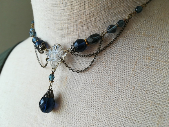 タンザナイト色ビーズのレースデザインチェーンネックレス 4枚目の画像