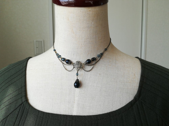タンザナイト色ビーズのレースデザインチェーンネックレス 3枚目の画像