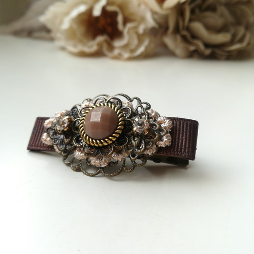 茶色リボンとモカ色カボションのヘアクリップ ヘアクリップ・バナナ  