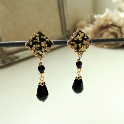 ゴールド色と黒スクエア型レジンカボションの大人ピアス