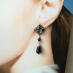 ゴールド色と黒スクエア型レジンカボションの大人ピアス（イヤリングへ