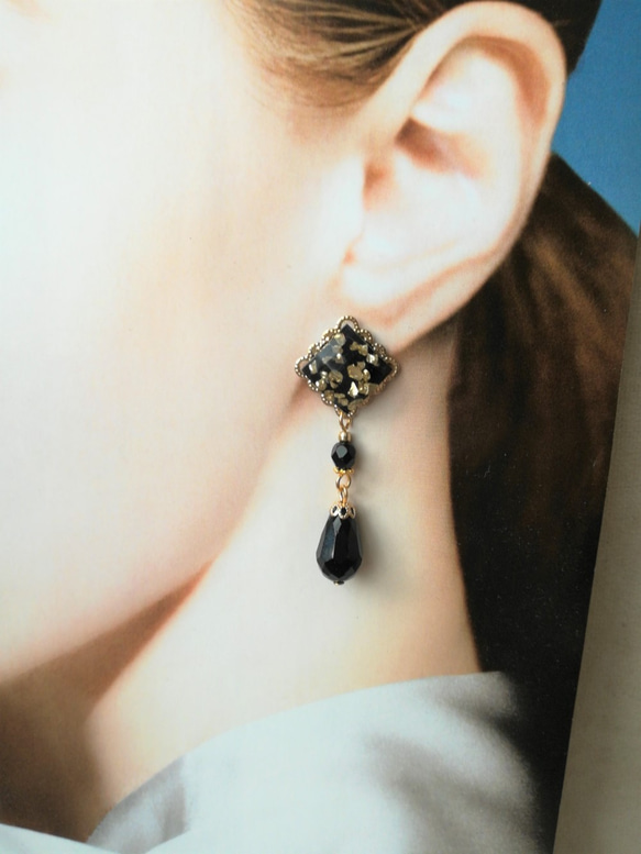 レジン　カボション　スクエア　ハンドメイド　ピアス　イヤリング変更可 ゴールド色と黒スクエア型レジンカボションの大人ピアス（イヤリングへ