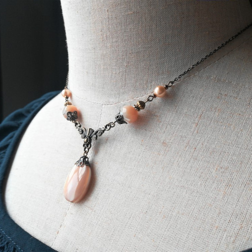 白蝶貝（マザーオブパール）とアンティーク風コネクターのネックレス