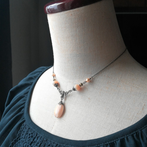 白蝶貝（マザーオブパール）とアンティーク風コネクターのネックレス