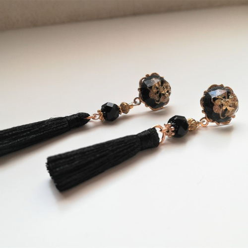 レジンカボションと黒タッセルの大人ピアス ピアス（その他