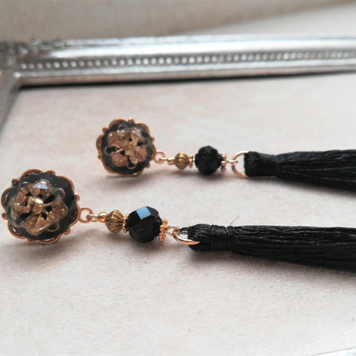 レジンカボションと黒タッセルの大人ピアス ピアス（その他