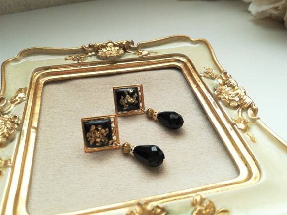 スクエア型レジンカボションと黒ビーズの大人ピアス 1枚目の画像