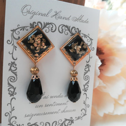 スクエア型レジンカボションと黒ビーズの大人ピアス 2枚目の画像