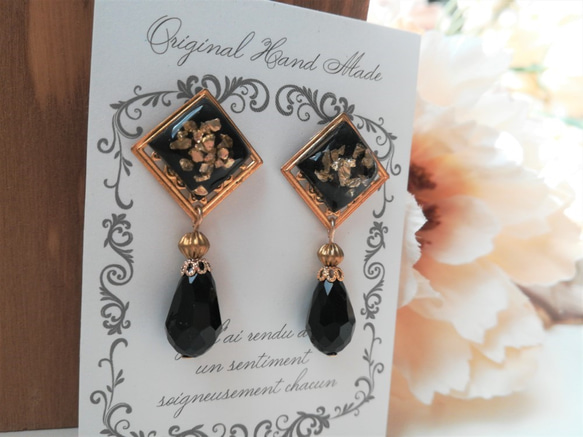 スクエア型レジンカボションと黒ビーズの大人ピアス 2枚目の画像