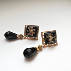 スクエア型レジンカボションと黒ビーズの大人ピアス 3枚目の画像