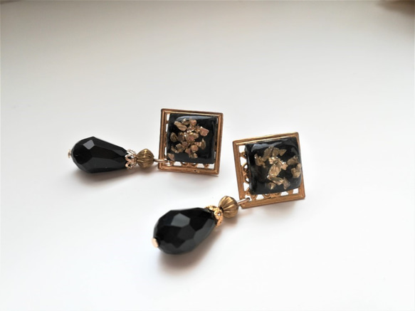 スクエア型レジンカボションと黒ビーズの大人ピアス 3枚目の画像