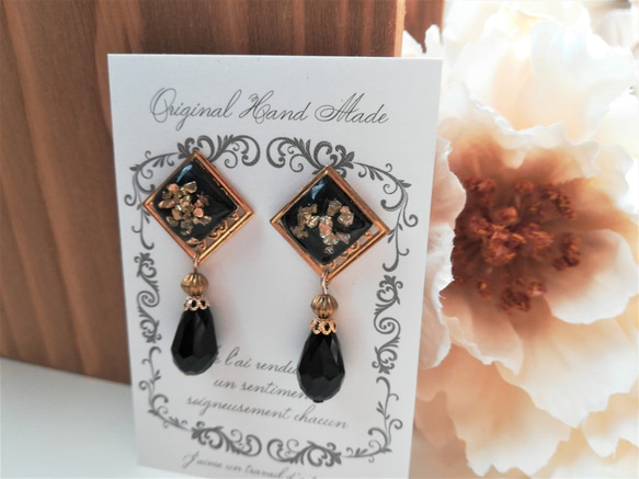 スクエア型レジンカボションと黒ビーズの大人ピアス 4枚目の画像