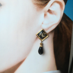 スクエア型レジンカボションと黒ビーズの大人ピアス 5枚目の画像