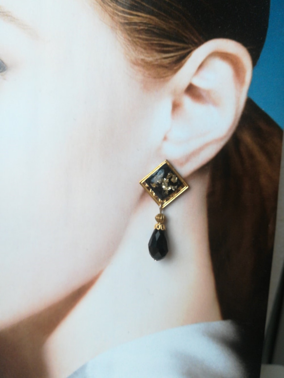 スクエア型レジンカボションと黒ビーズの大人ピアス 5枚目の画像