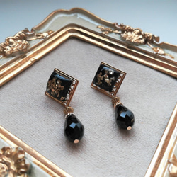 スクエア型レジンカボションと黒ビーズの大人ピアス 6枚目の画像