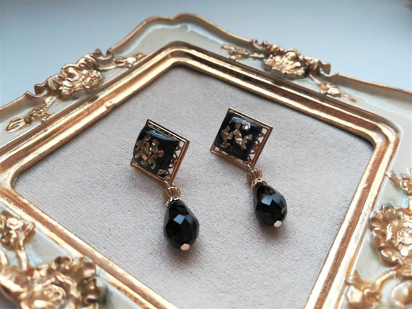 スクエア型レジンカボションと黒ビーズの大人ピアス 6枚目の画像