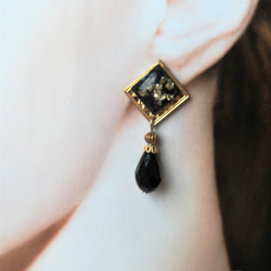 スクエア型レジンカボションと黒ビーズの大人ピアス 7枚目の画像