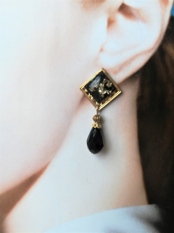 スクエア型レジンカボションと黒ビーズの大人ピアス 7枚目の画像